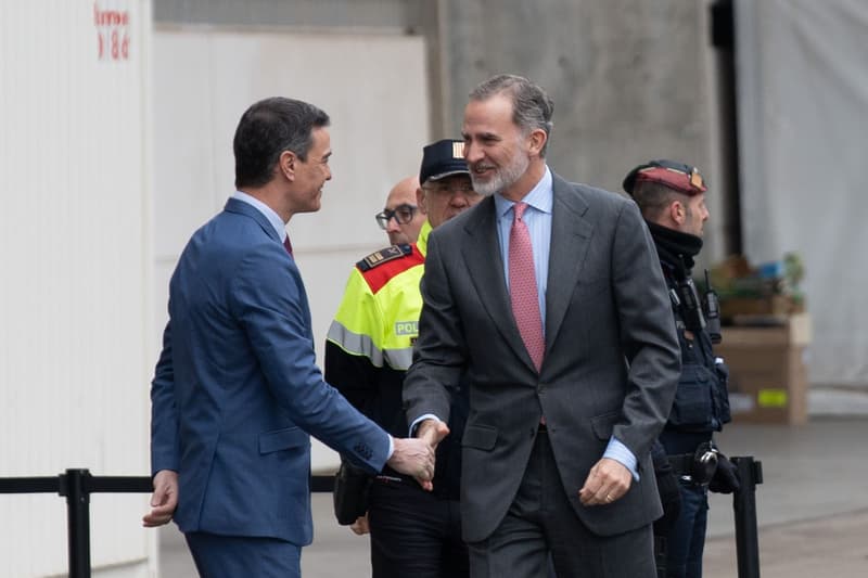 El president Pedro Sánchez saluda el rei Felip VI al MWC