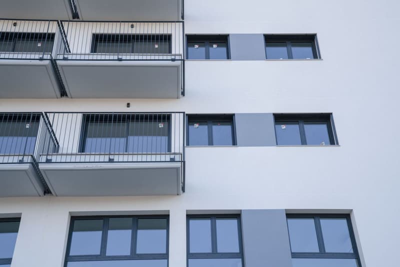 Detalle de los balcones y ventanas de un edificio