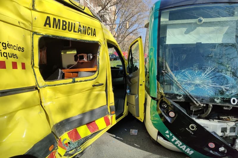 El xoc entre una ambulància i un tramvia a la Diagonal de Barcelona