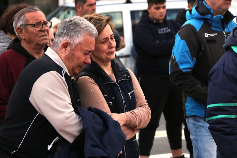Veïns de Camarles, durant el minut de silenci en record dels tres joves del municipi morts diumenge