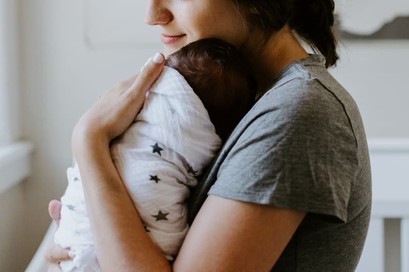 Una mare, amb el seu nadó en braços