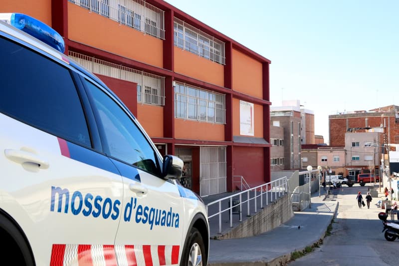 Una patrulla de los Mossos de Esquadra delante de el instituto Enric Borràs de Badalona