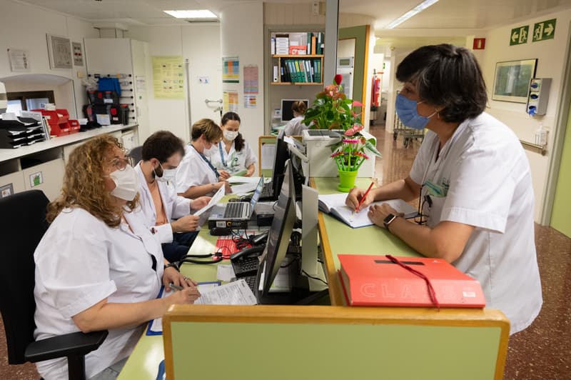 Personal del Hospital Clínic treballant a mà durant l'atac cibernètic