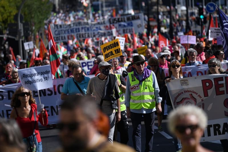 Milers de persones amb pancartes durant la manifestació per la defensa de les pensions públiques