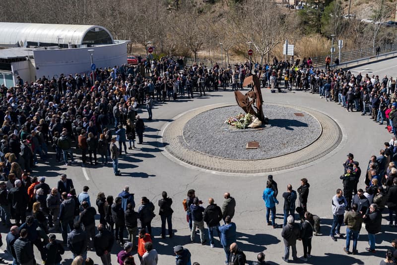 Familiares, amigos y compañeros de los tres geólogos de 28, 29 y 31 años de edad le han rendido un homenaje este viernes en el monumento al minero de la localidad barcelonesa.
