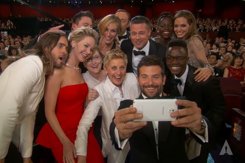 Meryl Streep, Jennifer Lawrence i altres actors de Hollywood fent-se un selfie als Oscars