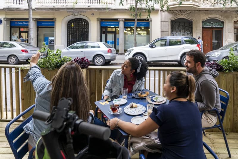 Un grup de persones es fotografien en una terrassa de Barcelona