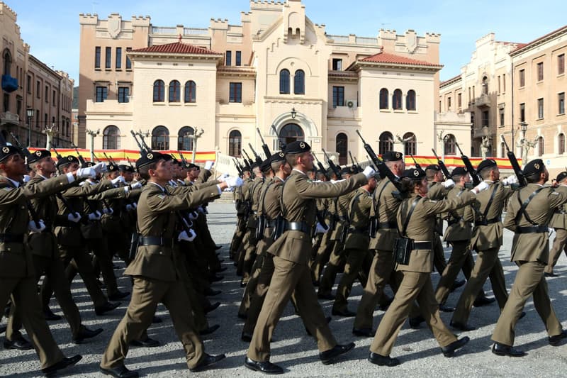 Soldats desfilant pel pati d'armes de la caserna del Bruc