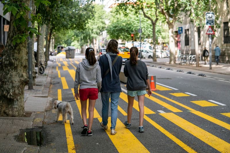 Una família passeja el gos a Barcelona