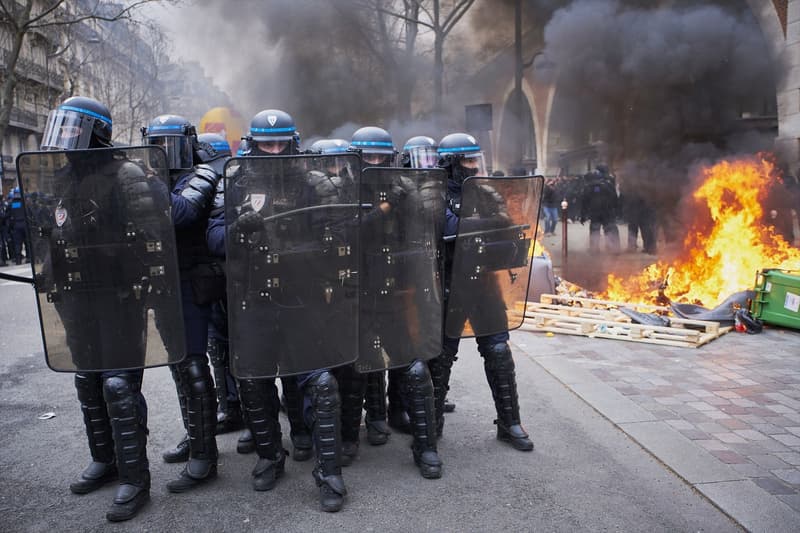 La policia antiavalots francesa carrega durant una manifestació en contra de la reforma de les pensions
