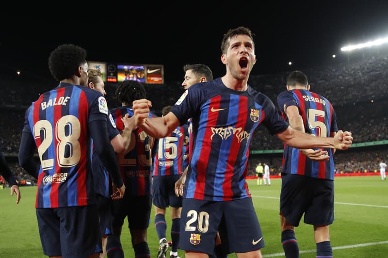 El jugador del FC Barcelona Sergi Roberto (c) celebra después de marcar