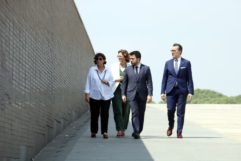 El presidente de la Generalitat, Pere Aragonès, y la consejera Meritxell Serret, visitan el Parque de la Memoria