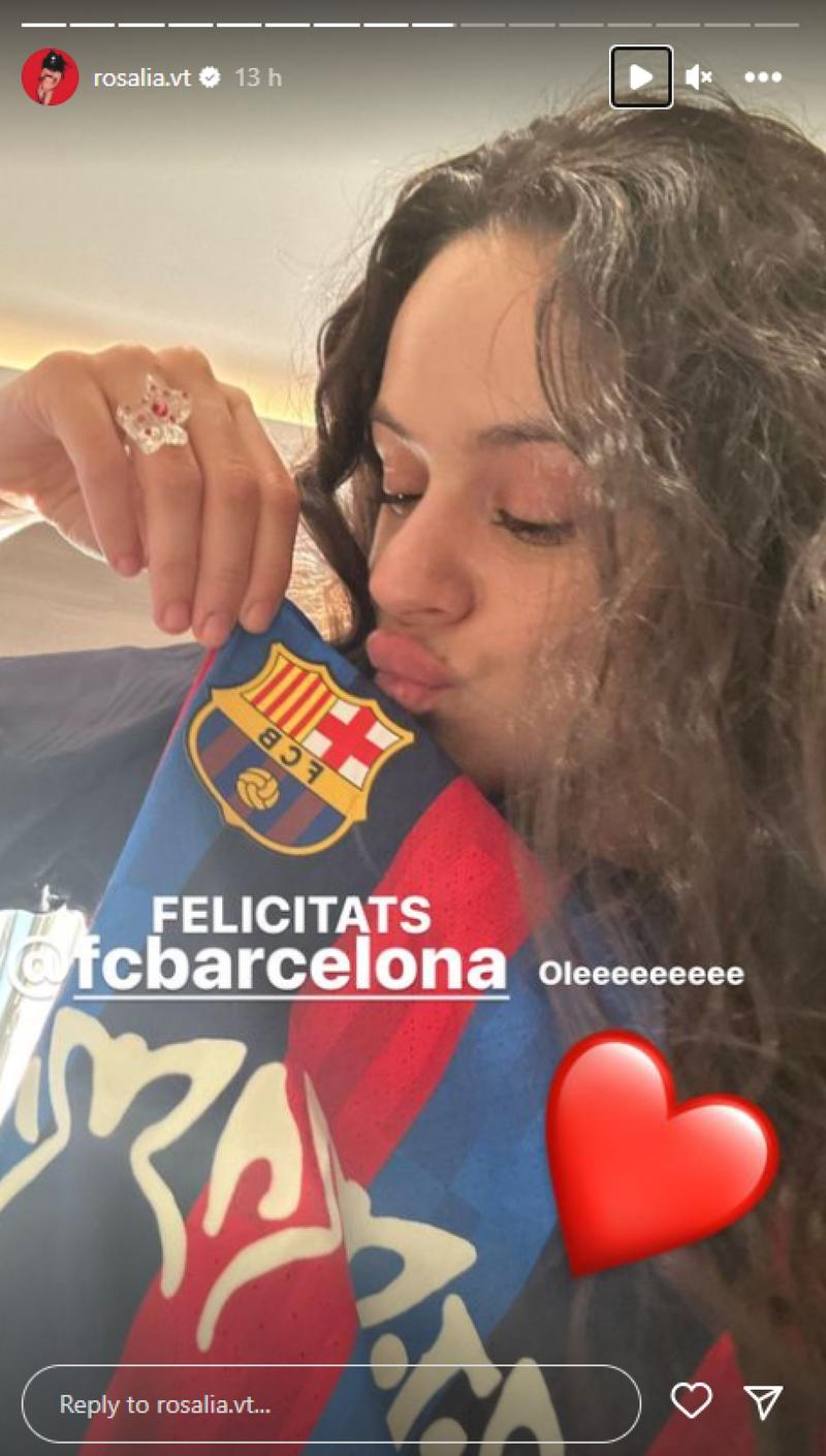 Rosalía fa un petó a l'escut del Barça | Instagram