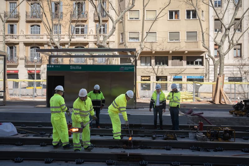 Els operaris fan la primera soldadura de la futura estació de Sicília del tram