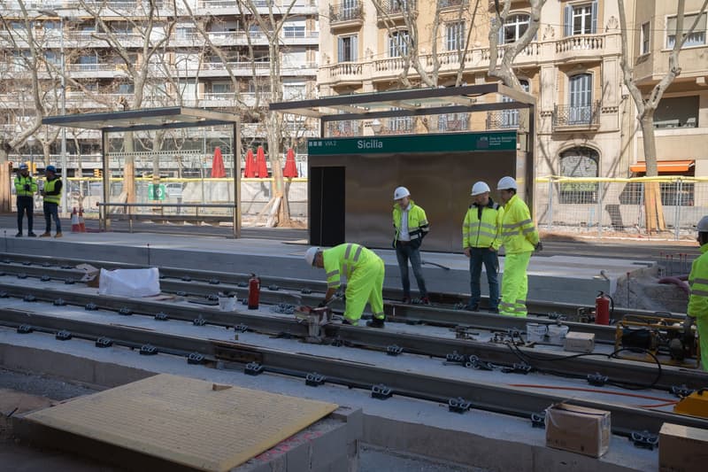 Obrers trabajan en la futura parada|puesto de Sicilia, a la Diagonal, este 20 de marzo. | David Zorrakino / Europa Press
