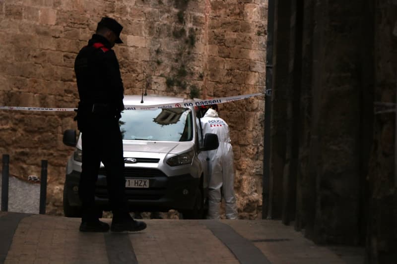 Mossos d'Esquadra a l'edifici de Valls on es va trobar el cadàver
