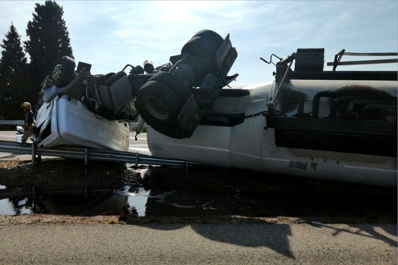 El camión volcado en la AP-7, cerca de la salida 41, en l'Aldea (Baix Ebre) | Bombers