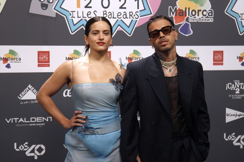 Los cantantes Rosalía y Rauw Alejandro, posan en el photocall de los 40 Music Awards 2021