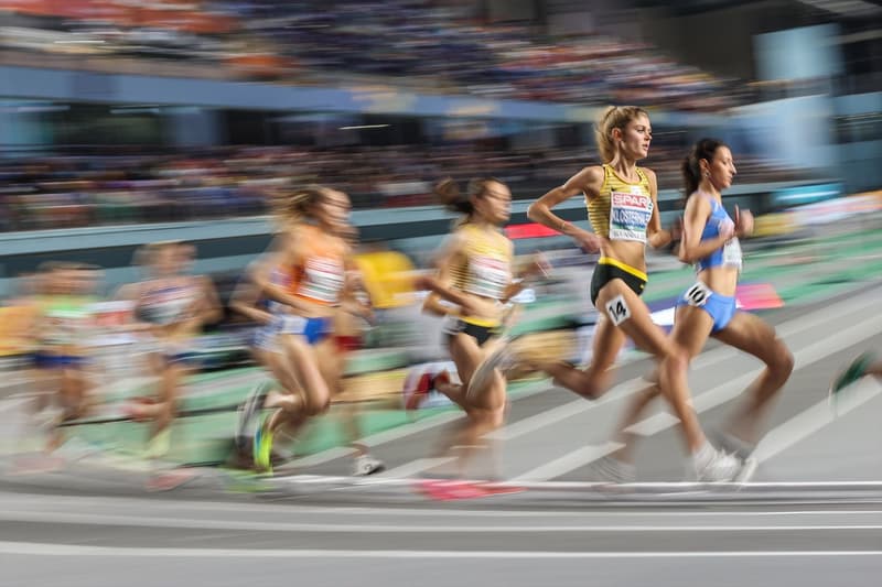 Konstanze Klosterhalfen compite en la carrera final femenina de 3000 metros durante el Campeonato Europeo de Atletismo (2023)