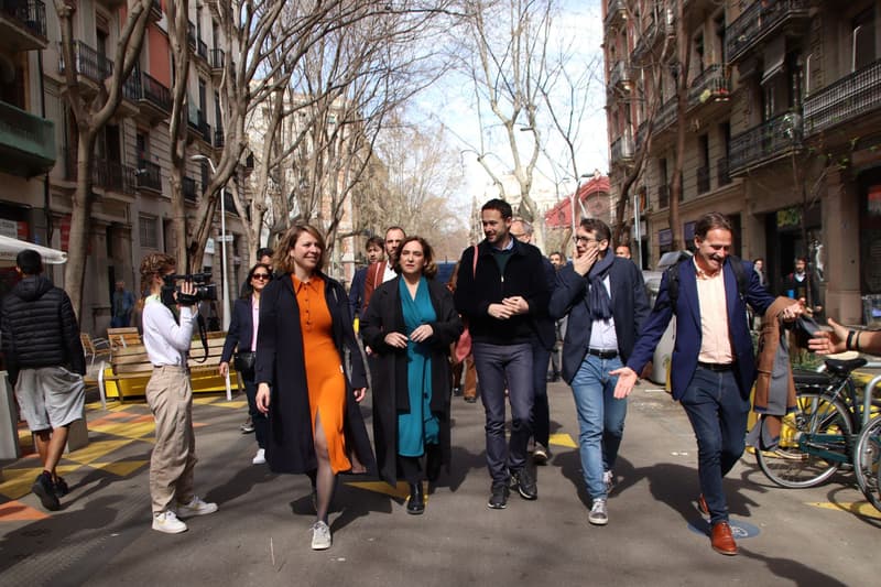 L'alcaldessa de Barcelona, Ada Colau, amb altres representants d'altres ciutats en el marc de les Jornades Internacionals Superilla