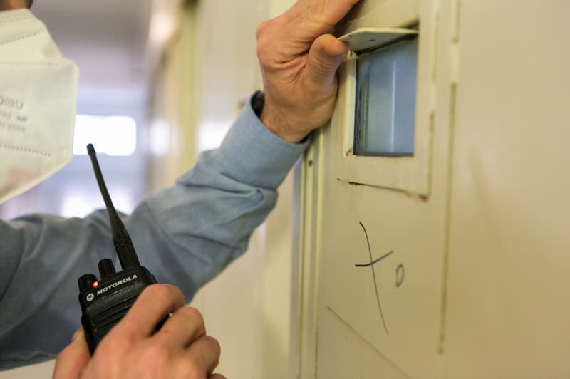 Un funcionari de presons mira a l'interior d'una cel·la