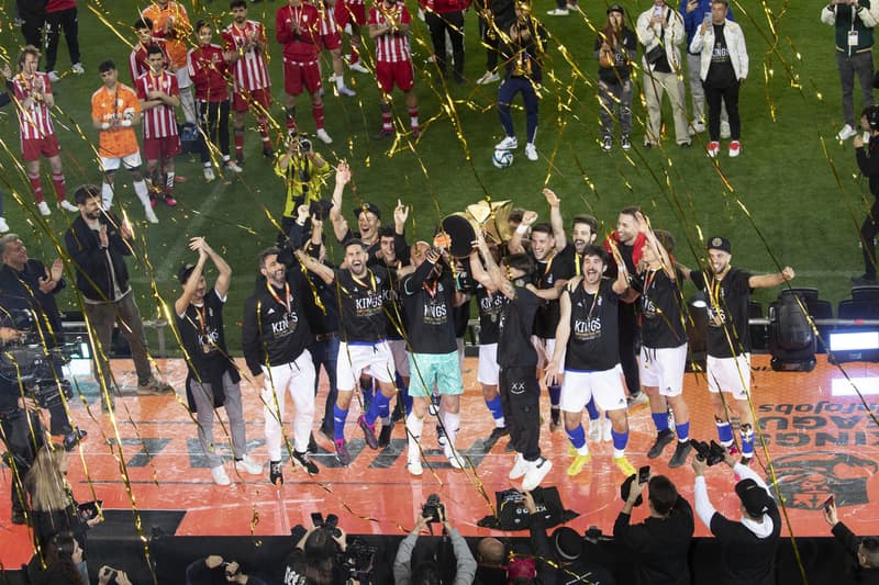 Els jugadors de 'el Barrio' celebren la victòria a la final de la Kings League