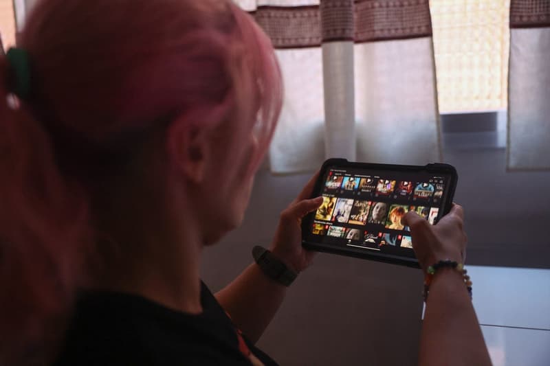 Dona mirant Netflix en una tablet