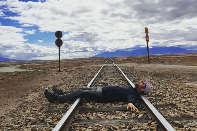 Foto de Jordi Puigneró a les vies d'un tren