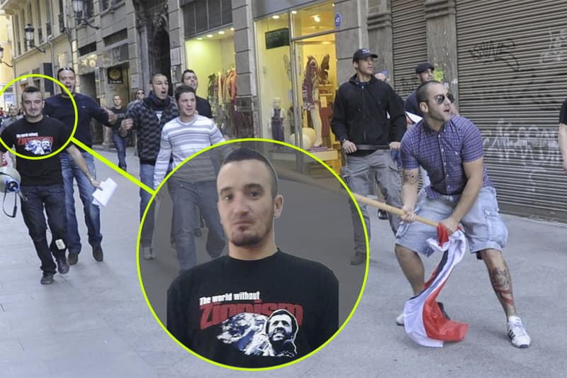Alejandro Fernández en una concentració del grup neofeixista Movimiento Social Republicano (MSR) a Murcia l'any 2010 lluïnt una samarreta pro-Iran i contra l'Estat d'Israel