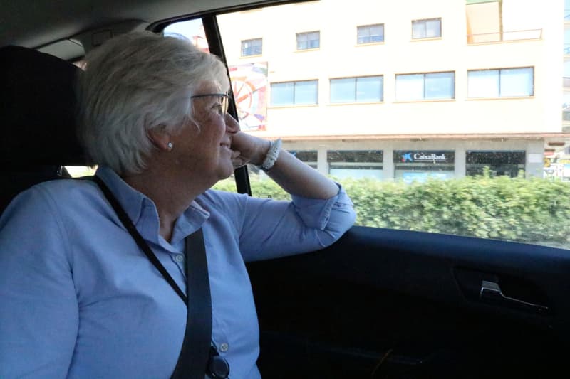 Clara Ponsatí viaja en coche después de cruzar la frontera desde Perpinyà