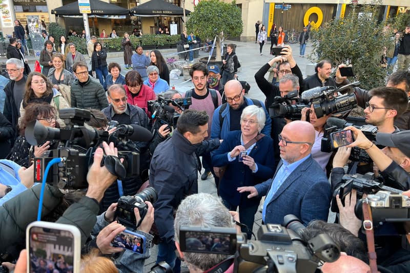 Momento de la detención de Clara Ponsatí delante de la Catedral de Barcelona
