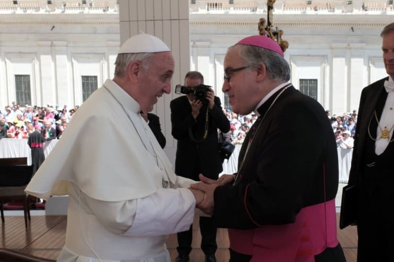 El papa Francesc saludant el bisbe de Terrassa, José Àngel Saiz