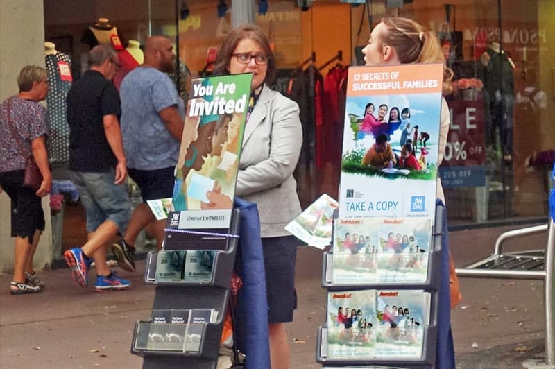Testimonis de Jehovà fent propaganda al carrer