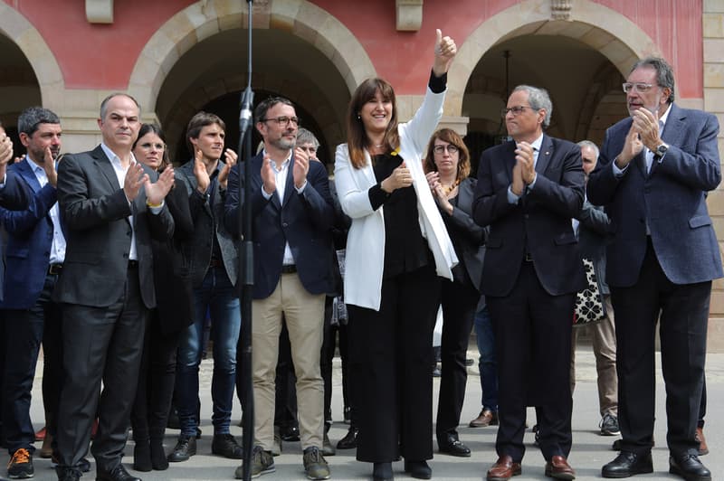 Laura Borràs saluda a sus seguidores después de conocer su sentencia delante del Parlament