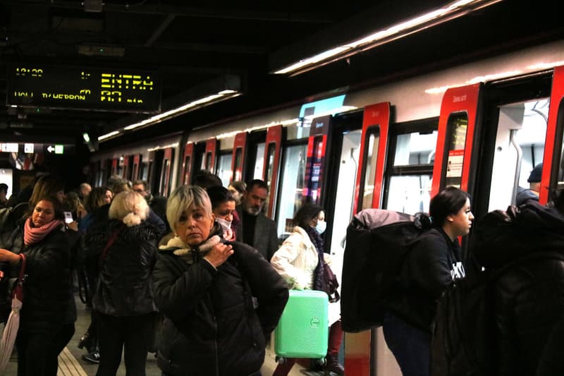 Passatgers al metro de Barcelona