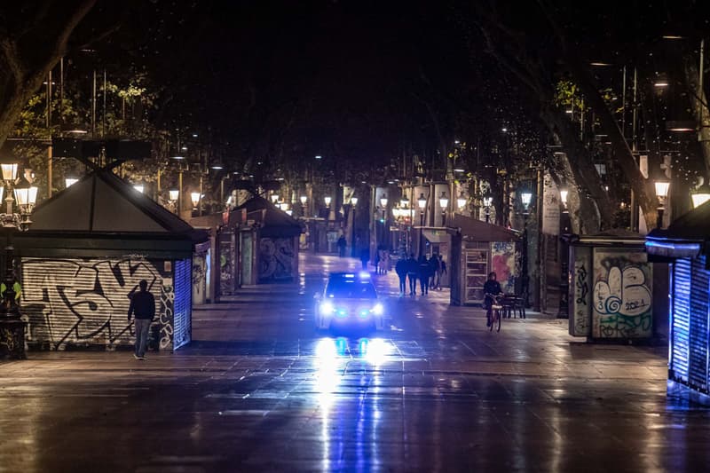 Un cotxe policial patrulla de nit a la Rambla de Barcelona