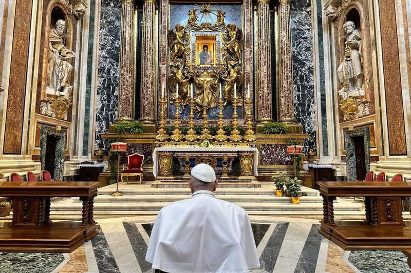 El papa Francisco, de espaldas en una iglesia