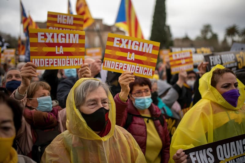 Protesta independentista a l'avinguda Meridiana de Barcelona un dia de pluja