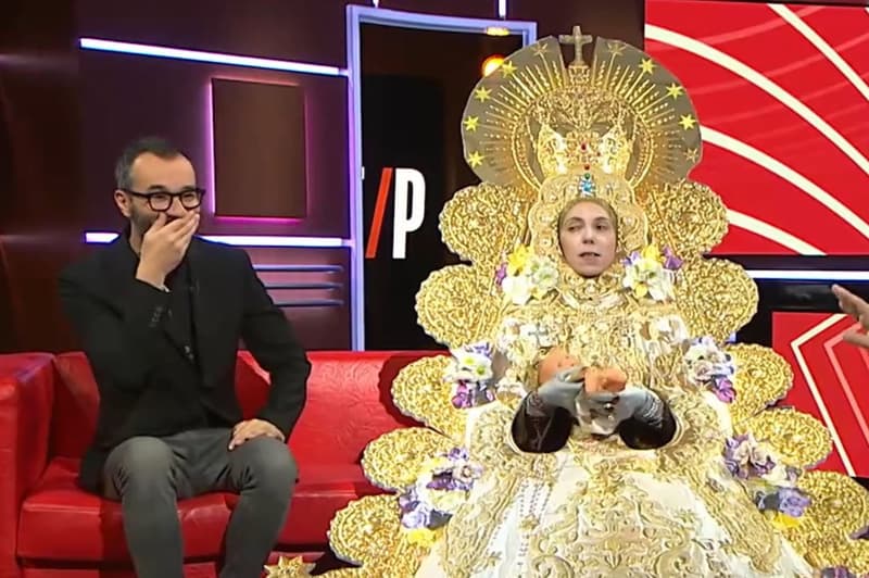 Jair Domínguez y Judit Martín, disfrazada de la Virgen del Rocío en 'Està passant'