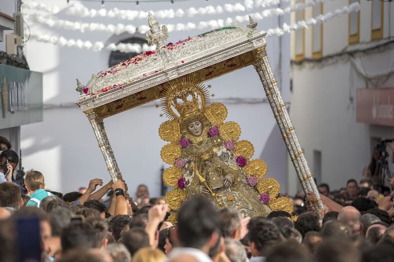 La Verge del Rocío processiona pels carrers d'Almonte (Huelva)