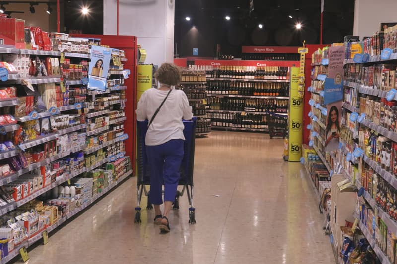 Una dona comprant en un supermercat