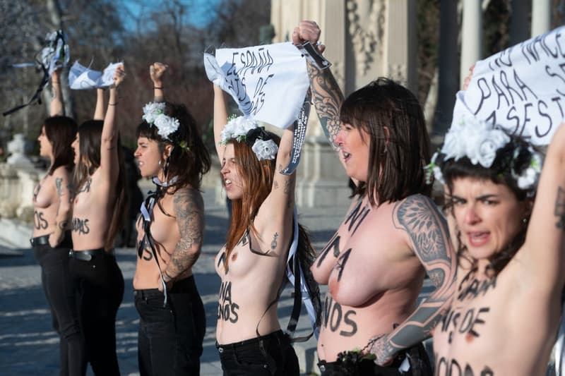Diverses activistes de Femen durant una protesta per l'increment de feminicidis comeses a Espanya