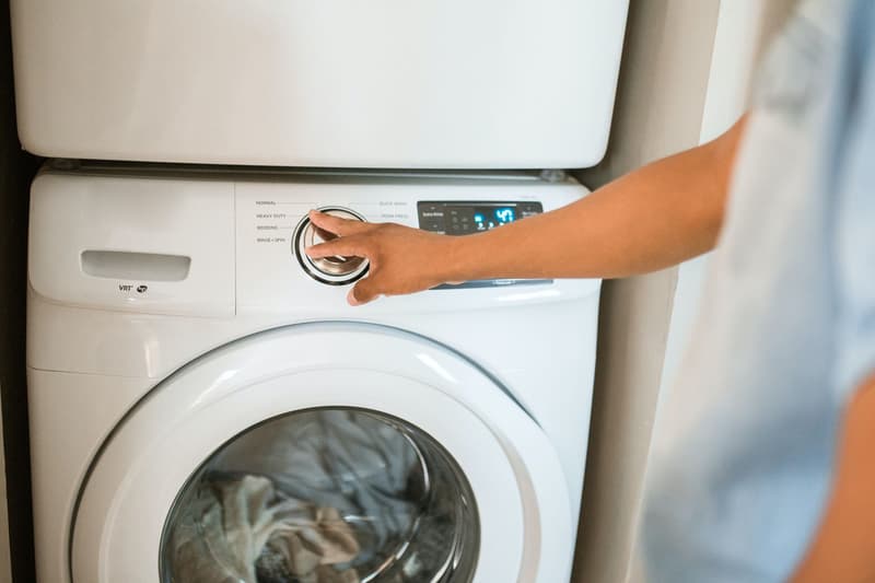 Una persona configura la lavadora