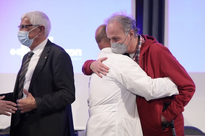 El Cap de Servei de Cirurgia Toràcica i Trasplantament Pulmonar, Dr. Albert Jauregui Abularach, s'abraça al pacient que ha rebut el trasplantament