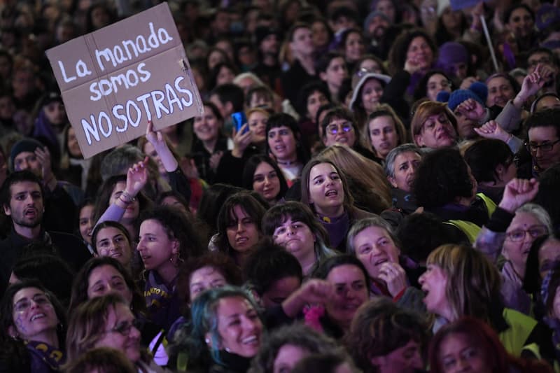 Miles de mujeres durante una manifestación convocada por la Comisión 8M en Madrid en el Día Internacional de la Mujer