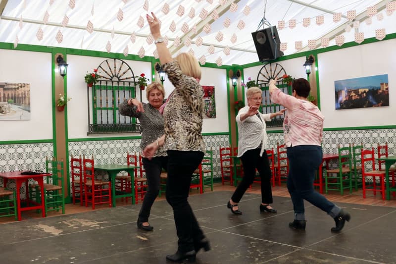 Quatre dones ballant en una caseta de la Feria de Abril (2019)