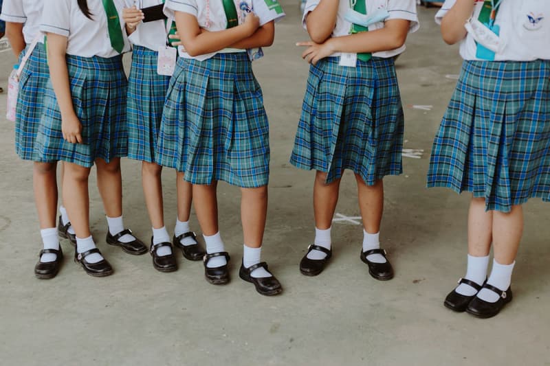 Alumnes amb l'uniforme escolar