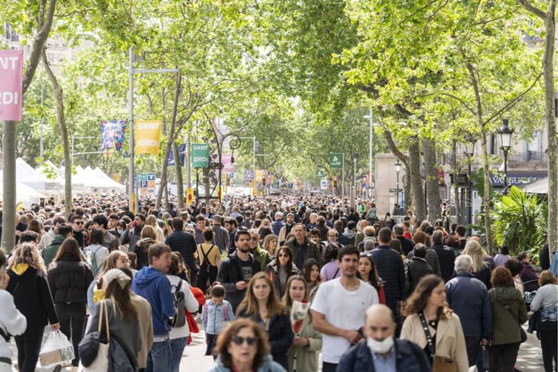 Gent caminant pel passeig de Gràcia al voltant de la superilla literària de Sant Jordi