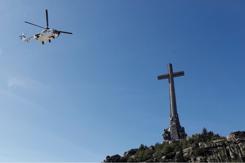 L'helicòpter sobrevola el Valle de los Caídos