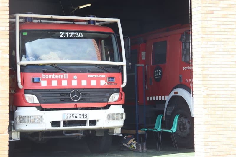 Dos camiones de los Bomberos de la Generalitat aparcados en Sant Feliu de Buixalleu